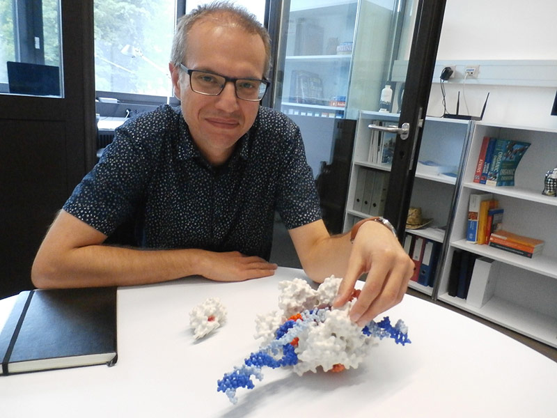 Česká stopa na nástroji genového inženýrství v podobě  Martina Jínka. Na snímku se svým genovým editorem. Kredit: Ivan Valíček, klub přátel Švýcarska.