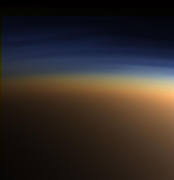 Mlžné závoje v atmosféře Titanu by se také měly podobat tomu, jak to na uhlíkových planetách vypadalo. Kredit: JPL, NASA.