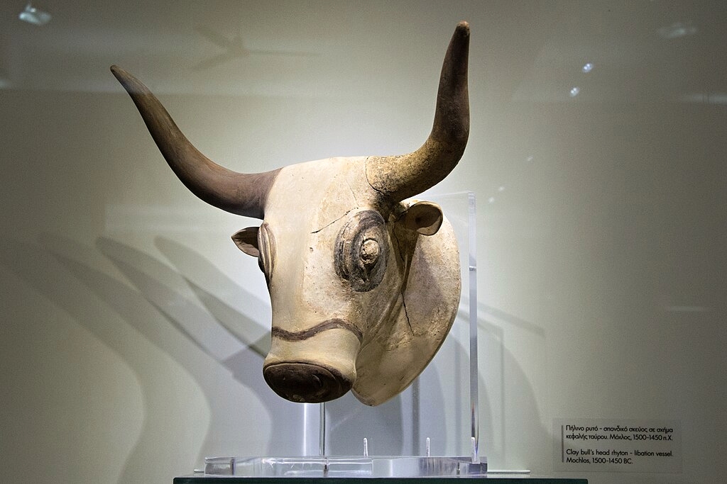 Abychom si připomněli, že jsme na Krétě: Býčí rhyton, minojská terakota. Mochlos, LM IB, 1500 až 1450 před n. l. Archeologické muzeum v Irakliu (Herakleonu). Kredit: Zde, Wikimedia Commons. Licence CC 4.0.