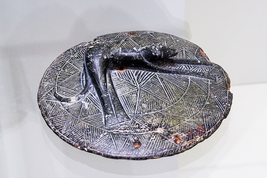 Víčko minojské pyxidy s rukojetí ve tvaru zvířete, asi psa, průměr 11-12 cm. Mochlos, EM II-III, 2500-2000 před n. l. Archeologické muzeum v Irakliu, 2789. Kredit: ArchaiOptix, Wikimedia Commons. Licence CC 4.0.