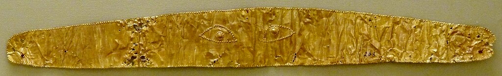 Zlatá páska s očima. Mochlos, raně minojské před-palácové období (EM II), 2500–2300 před n. l. Archeologické muzeum v Irakliu. Kredit: Olaf Tausch, Wikimedia Commons. Licence CC 3.0.