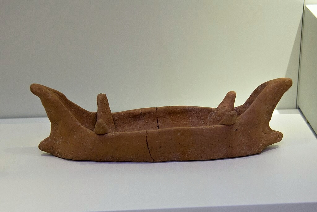 Terakotový model lodi. Představuje malou loď, používanou k rybolovu nebo obchodu na malé vzdálenosti. Mochlos, 2300 až 1900 před n. l. Archeologické muzeum v Irakliu. Kredit: Zde, Wikimedia Commons. Licence CC 4.0.