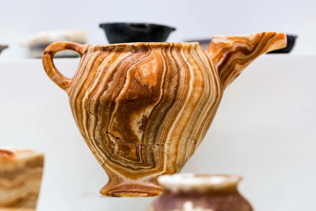 Konvice s dlouhou hubičkou, výška 87 mm. Mochlos, ze zřícené zdi za hrobem VI. EM II, 2500-2400 před n. l. Archeologické muzeum v Irakliu, 2395. Kredit: ArchaiOptix, Wikimedia Commons. Licence CC 4.0.