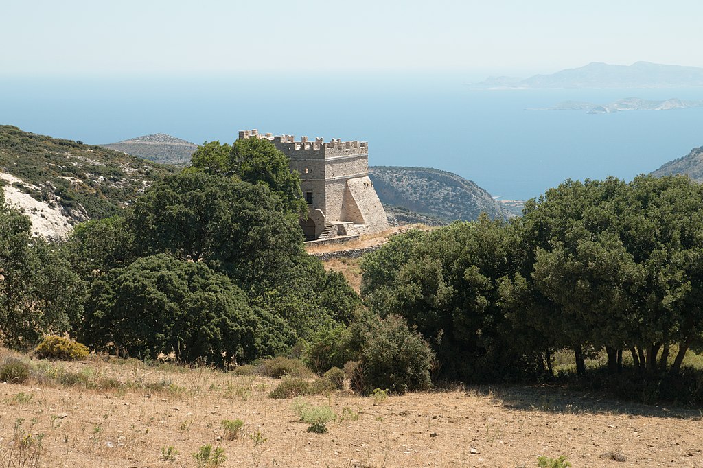 Moni Fotodótis a výhled na Blažené ostrovy. Kredit: Zde, Wikimedia Commons. Licence CC 4.0.