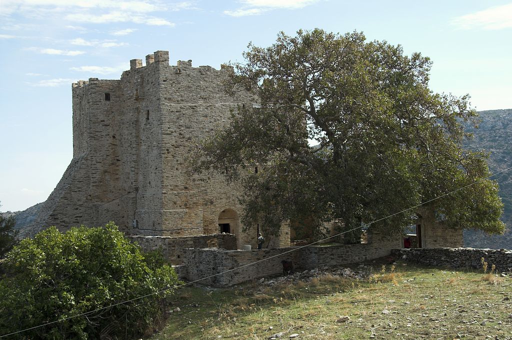 Moni Fotodótis, kolem hrazení pro poutníky. Kredit: Zde, Wikimedia Commons. Licence CC 4.0.