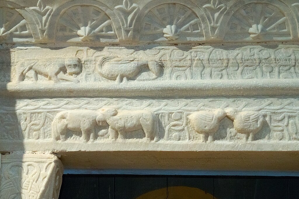 Ikonostas s reliéfy zvířat, 9. století. Kredit: Zde, Wikimedia Commons. Licence CC 4.0.