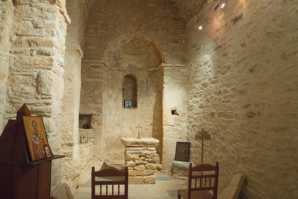 Boční kaple kostela (dobu nevím). Kredit: Zde, Wikimedia Commons. Licence CC 4.0.