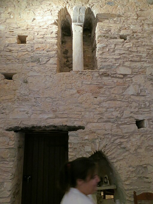 Interiér kostela, 9. až 12. století. Kredit: Zde, Wikimedia Commons. Licence CC 4.0.