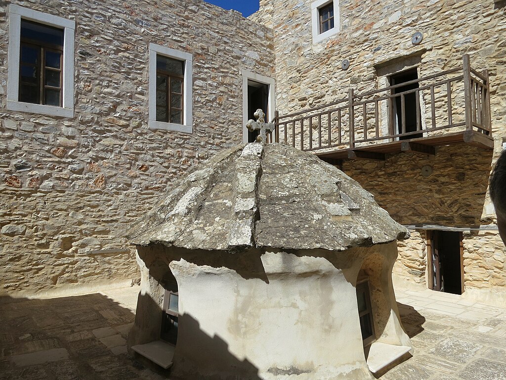 Dvůr kláštera s vrškem kopule kostela. Kredit: Zde, Wikimedia Commons. Licence CC 4.0.