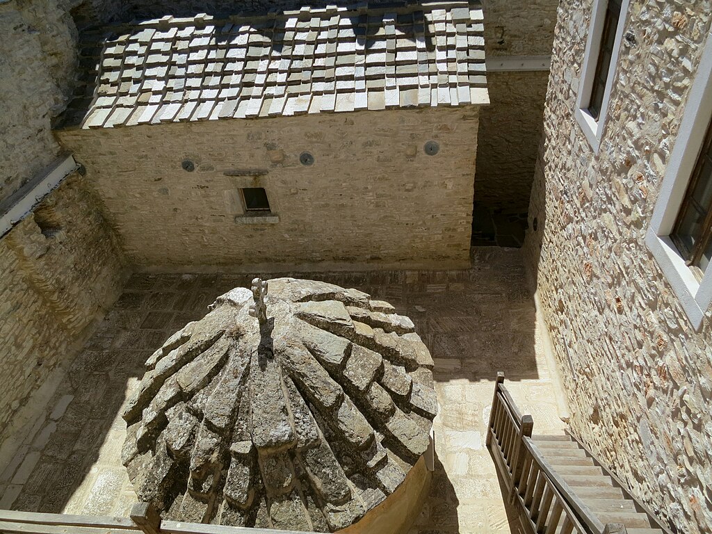 Dvůr kláštera v pohledu z patra. Kredit: Zde, Wikimedia Commons. Licence CC 4.0.