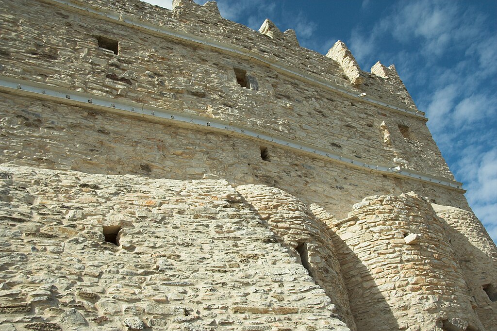 Klášter zezadu. Kredit: Zde, Wikimedia Commons. Licence CC 4.0.