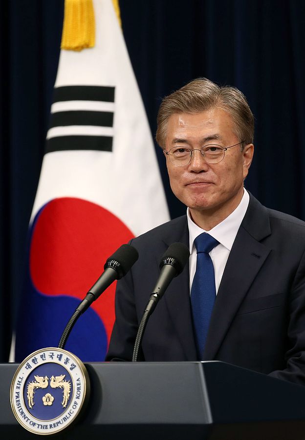 Moon Jae-in (Mun Če-in) prezident Jižní Koreje se národu omluvil, že jeho vládě se novou vlnu pandemie nepodařilo zvládnout. (Kredit: Korean Culture and Information Service, Jeon Han).