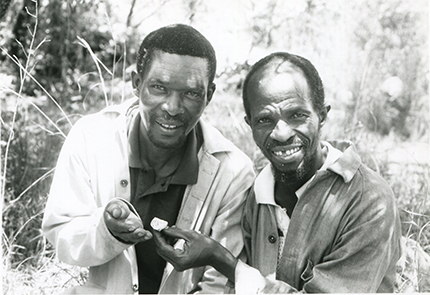 Svým asistentům Stephenu Motsumi a Nkwane Molefe, Clark vděčí za svůj objev, byli to oni, kdo na dně jeskyně našli „podezřelé“  úlomky. Kredit: WU.