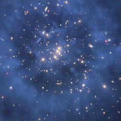 Složenina dvou snímků. Na první z Hubblova teleskopu byl vložen ještě druhý – počítačem  zpracovaný do modré barvy, vyjadřující naměřené prstenecové rozložení temné hmoty kolem středu kupy galaxií CL0024+17  (Kredit: M.J. Jee and H. Ford,  Johns Hopk