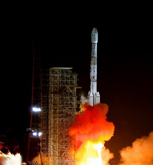 Čínska nosná raketa Dlhý pochod 3B štartuje. Wikimedia.