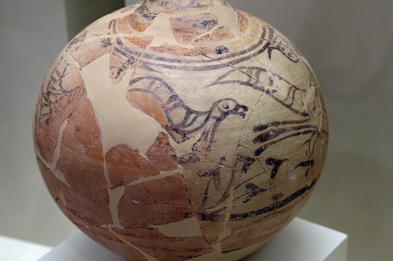 Kykladský džbán s malbou ptáků, z hrobového okruhu B. Střední doba bronzová (MH III), tedy 17. století před n. l. Archeologické muzeum v Mykénách, MM 426. Kredit: Zde, Wikimedia Commons.