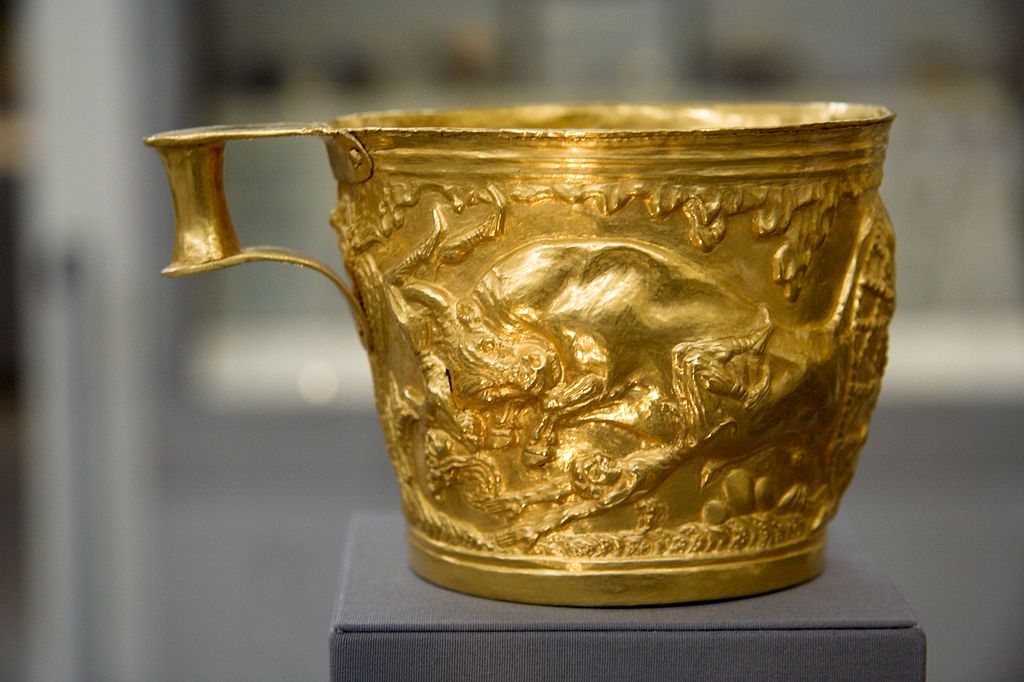Zlatý pohár s reliéfem: Lov divokého býka. Vafio, 1500 až 1450 před n. l. Národní archeologické muzeum v Athénách, N 1758. Kredit: Zde, Wikimedia Commons.