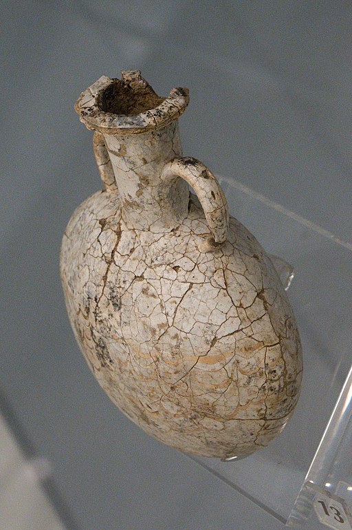 Flaška z pozdní doby bronzové! Skleněná nádoba typu flask z hrobu u Asprochoma, 14. století před n. l. Archeologické muzeum v Mykénách, MM 1549. Kredit: Zde, Wikimedia Commons.