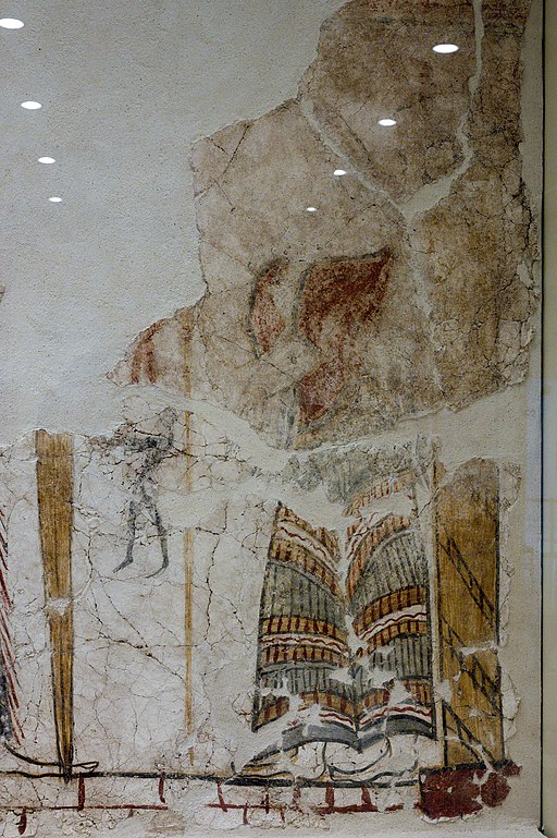 Bohyně nebo kněžka drží kopí, před nímž se vznášejí dvě malé postavy mužů. Pravá strana hlavního panelu. Kredit: Zde, Wikimedia Commons. Licence CC 4.0.