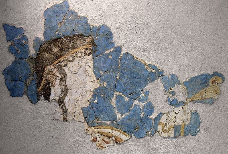 Fragment fresky z Mykén, 13. století před n. l. Žena v obětním průvodu nese lilii. Národní archeologické muzeum v Athénách, 11651. Kredit: Marsyas, Tatoute, Wikimedia Commons. Licence CC 3.0.