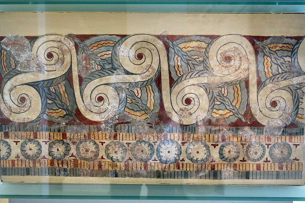 Freska s běžícími spirálami a rosetami z paláce v Tiryntu, 13. století před n. l. Archeologické muzeum v Naupliu. Kredit: Zde, Wikimedia Commons. Licence CC 4.0.