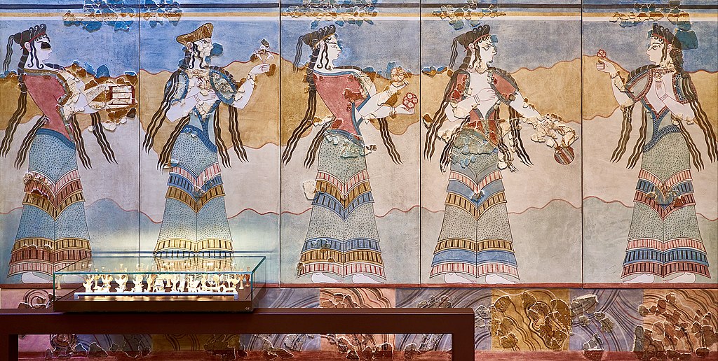Fragmenty obětního procesí dam v oděvech podobných minojským. Archeologické muzeum v Thébách. Kredit: George E. Koronaios, Wikimedia Commons. Licence CC 4.0.