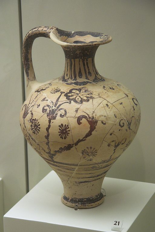 Džbán (větší oinochoé) s rostlinným motivem, LH I, kolem 1500 před n. l. Archeologické muzeum v Mykénách, MM 552. Kredit: Zde, Wikimedia Commons. Licence CC 3.0.
