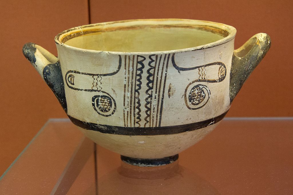 Nádoba zdobená vzorem odvozeným z oblíbeného sépiového motivu. Kalymnos, LH III C, 1200-1100 před n. l. Britské muzeum, GR 1886.4-15.9, BM Cat Vases A1019. Kredit: Zde, Wikimedia Commons. Licence CC 4.0.