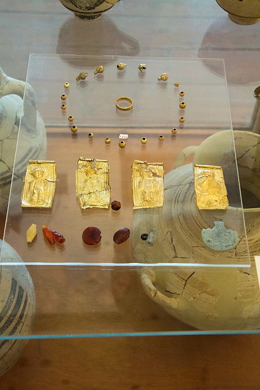 Šperky z hrobu dítěte v Kamini (hrob E), 12. století před n. l. Archeologické muzeum na Naxu, skříň 14. Kredit: Zde, Wikimedia Commons. Licence CC 3.0.