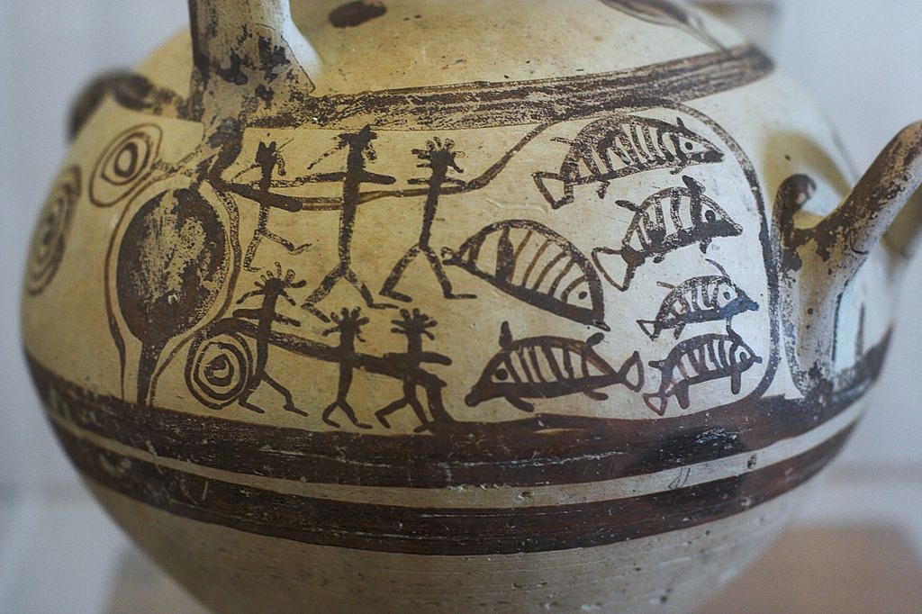 Pozdně mykénská hydrie s geometricky stylizovaným zobrazením rybolovu do sítě. Naxos, 12. století před n. l. Archeologické muzeum na Naxu. Kredit: Zde, Wikimedia Commons Licence CC3.0.