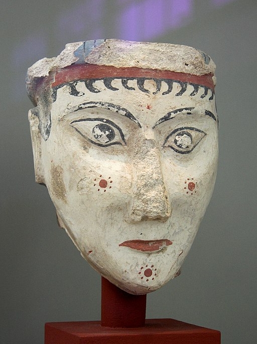 Hlava bohyně nebo sfingy z kultovního prostoru v Mykénách, 1300-1250 před n. l. Národní archeologické muzeum v Athénách, 4575. Kredit: Zde, Wikimedia Commons. Licence CC 3.0.