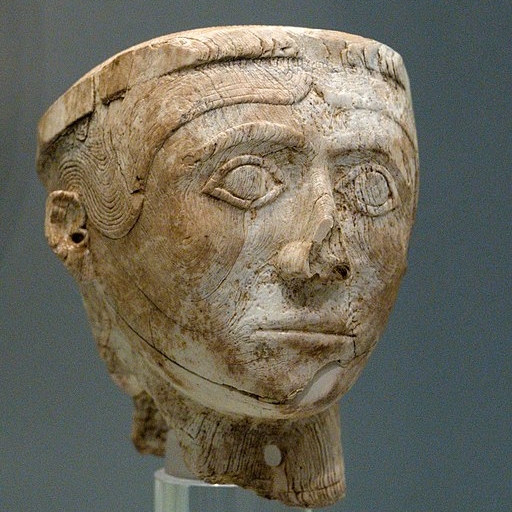 Hlava muže. Maličká řezba ze slonoviny, Mykény, 1250 až 1180 před n. l. Archeologické muzeum v Mykénách, MM 2084. Kredit: Zde, Wikimedia Commons. Licence CC 4.0.