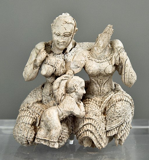 Dvě ženy (bohyně?) a dítě. Z akropole v Mykénách, 15. nebo 14. století př. n. l. Národní archeologické muzeum v Athénách, 7711. Kredit: Zde, Wikimedia Commons. Licence CC 3.0.