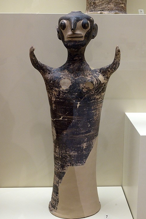 Postava ženy, větší terakota. Má masku nebo rituální líčení? Mykény, místnost 19 (chrám), 1250-1180 před n. l. Archeologické muzeum v Mykénách, MM 290. Kredit: Zde, Wikimedia Commons. Licence CC.