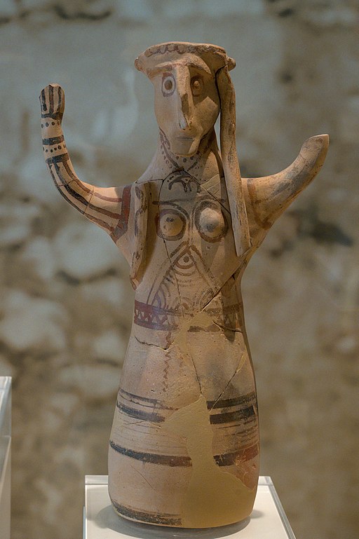 Bohyně nebo kněžka. Tiryns, 12. století před n. l. Archeologické muzeum v Naupliu. Kredit: Zde, Wikimedia Commons. Licence CC 4.0.