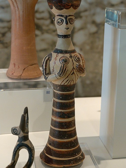 Terakotová figura vyrobená na kruhu. Midea, 1250-1200 před n. l. Archeologické muzeum v Naupliu. Kredit: Zde, Wikimedia Commons. Licence CC 4.0.