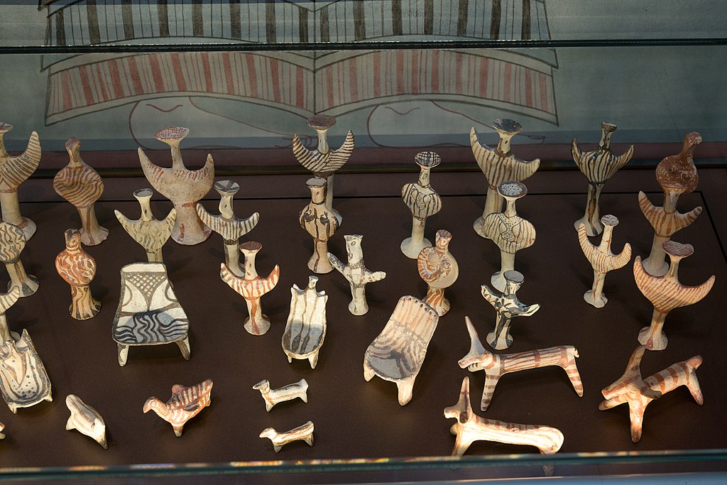 Shromáždění bohyněk a dobytka z Tanagry v Archeologickém muzeu v Thébách, 14. a 13. století před n. l. Kredit: Zde, Wikimedia Commons. Licence CC 4.0.