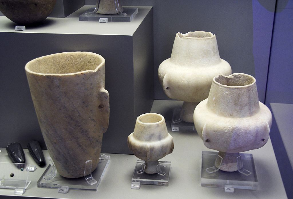 Vysoká nádoba a kandily z Paru a okolí, 3200-2400 před n. l. Národní archeologické muzeum v Athénách. Kredit: Zde, Wikimedia Commons.