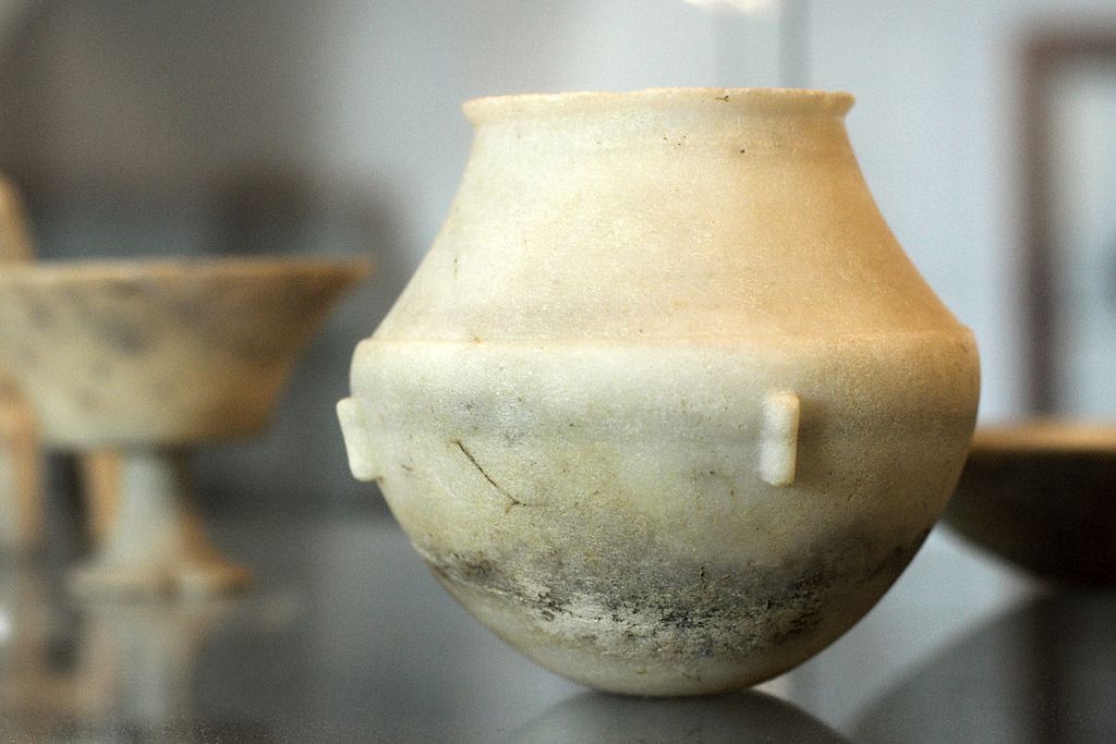 Sférická pyxis, asi 25 cm, mramor z okolí Naxijské Chóry, 3000 až 2300 př. n. l. Archeologické muzeum na Naxu (v Naxijské Chóře). Kredit: Zde, Wikimedia Commons