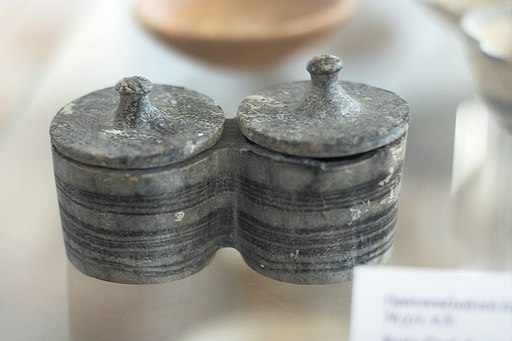 Drobná dvojitá pyxis s víčky, proužkatý mramor z naxijského venkova, 2800-2300 před n. l. Archeologické muzeum na Naxu (v Naxijské Chóře). Kredit: Zde, Wikimedia Commons