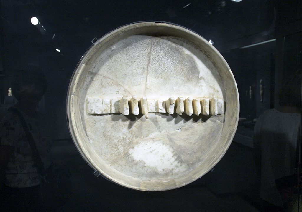 Mísa s holuby, mramor, průměr 39 cm, z jednoho kusu. Snad z lokality Kavos-Daskalio na Keru, 2800-2300 před n. l. Goulandris Foundation Museum of Cycladic Art, Athens; N 329. Kredit: Zde, Wikimedia Commons