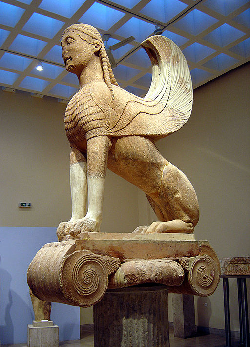 Sfinga z Naxu pro Apollóna do Delf, 570-560 před n. l. Archeologické muzeum v Delfách. Kredit: Ricardo André Frantz, Wikimedia Commons.