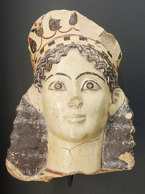Hlava sfingy z Korintu, 540-520 před n. l. Louvre CA 637. Kredit: Marie-Lan Nguyen, Wikimedia Commons.