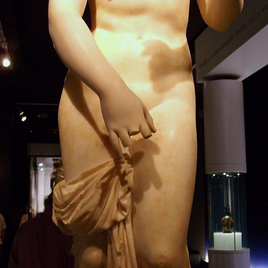 Na této zmenšené verzi z římské doby obnovil Joseph Nollekens na konci 18. století snad jen paže. Nález z Ostie, rozměry 107 x 33 x 35 cm. Britské muzeum, GR 1805,0703.16 (socha 1577). Kredit: Dorieo, Wikimedia Commons. Licence CC 3.0.