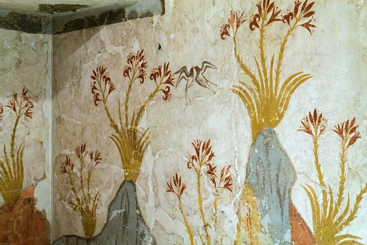 „Jarní freska“. Nástěnná malba z Akrotiri, 17. století před n. l., část místnosti D1. Národní archeologické muzeum v Athénách, BE 1974.29. Kredit: Zde, Wikimedia Commons. Licence CC 4.0.