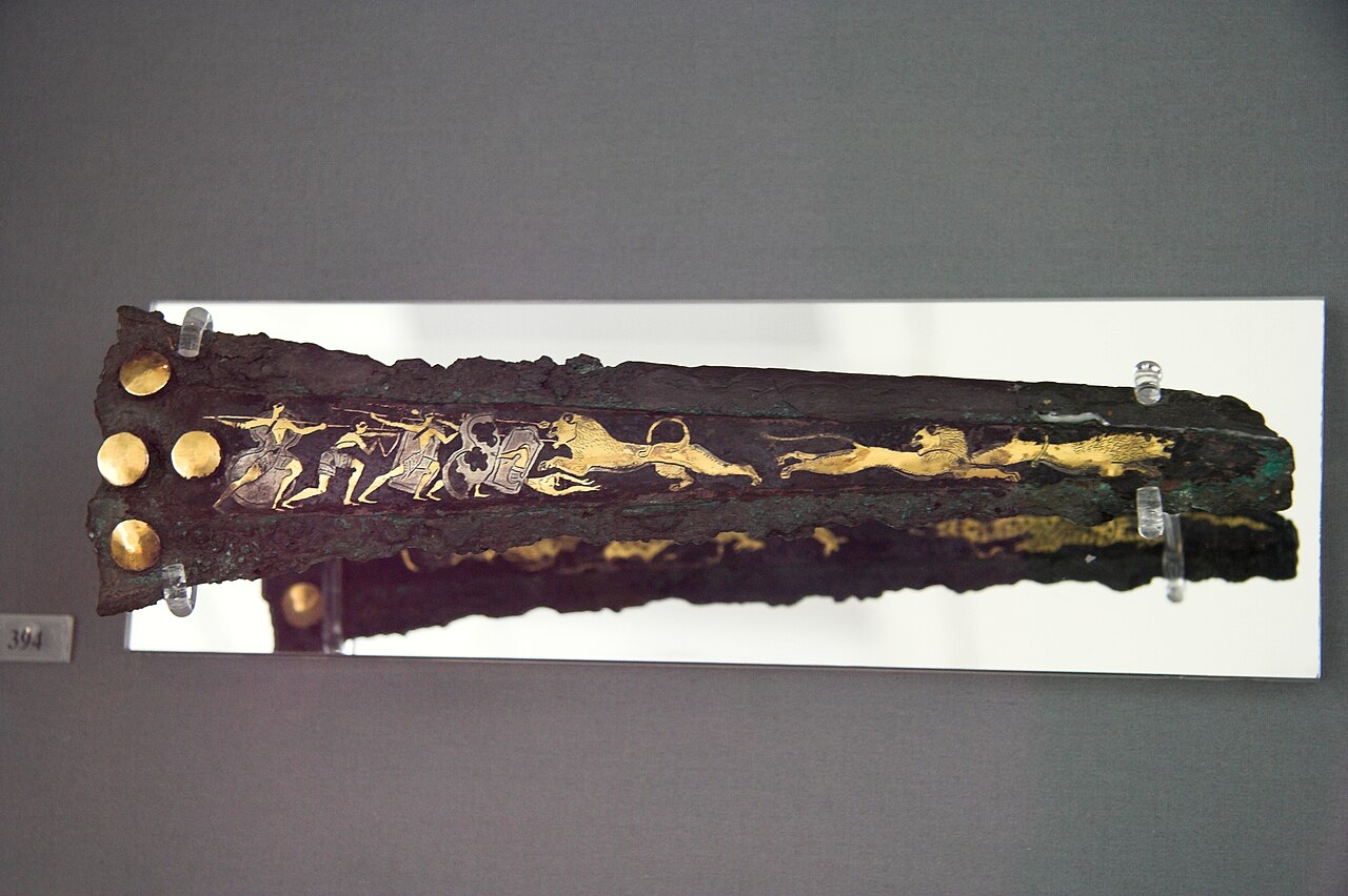 Čepel dýky. Bronz intarzovaný stříbrem a zlatem, 16. století před n. l. NAMA 394. Kredit: Zde, Wikimedia Commons. Licence CC 3.0.