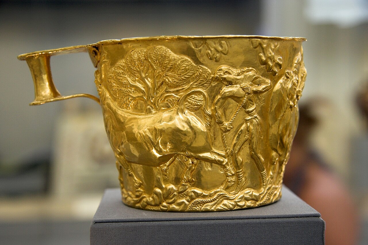 Zlaté pohár s reliéfem. Vafio (Vafeio) u Sparty, 1500–1450 před n. l. NAMA 1759. Kredit: Zde, Wikimedia Commons. Licence CC 4.0.