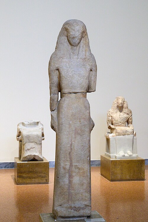 Níkandra z Naxu, vysoká 180 cm, plochá stylizace. Raná naxijská práce kolem r. 650 před n. l. NAMA 1. Kredit: Zde, Wikimedia Commons. Licence CC 4.0.