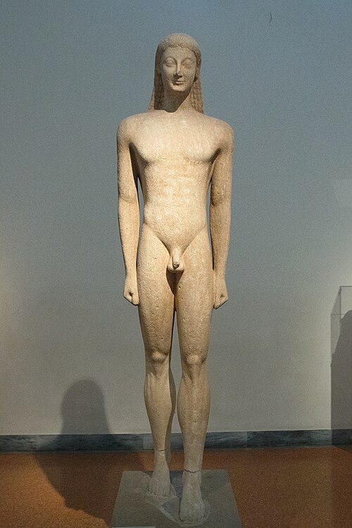 Kúros z Mélu, vysoký 214 cm, kolem r. 550 před n. l. Naxijský mramor a nejspíš i práce. NAMA 1558. Kredit: Zde, Wikimedia Commons. Licence CC 4.0.