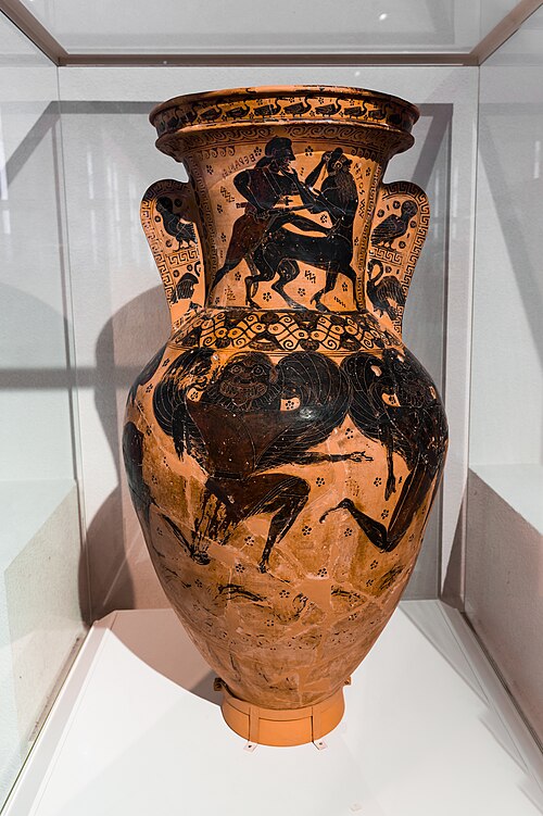 Pozdně orientalizující černo-figurová váza, vysoká 122 cm, 620-600 př. n. l. NAMA 1002. Kredit: ArchaiOptix, Wikimedia Commons. Licence CC 4.0.